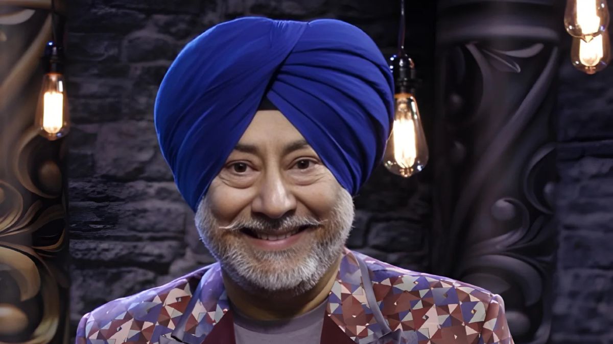 जसविंदर भल्ला मुस्कुराते हुए दर्शकों को संबोधित करते हुए