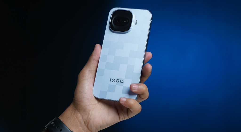 iqoo 15r price in india स्मार्टफोन ट्रायम्फ सिल्वर कलर में, फ्रंट और बैक व्यू